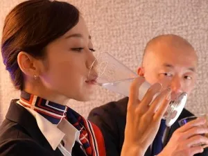 Bố dượng chịch con gái như gà, mặc cho bạn thân con gái đến chơi